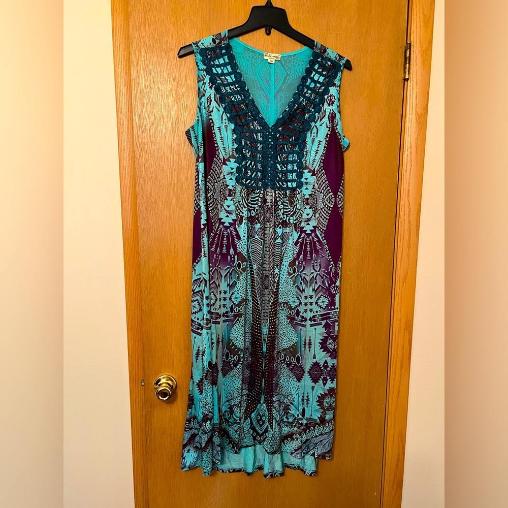 Sleeveless knit print dress with decorative detail